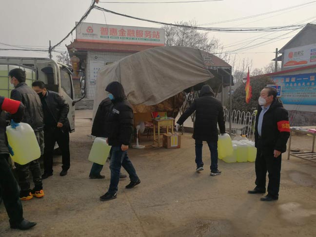 顺城化工向淄博市临淄区皇城镇南齐村捐赠1000公斤消毒液